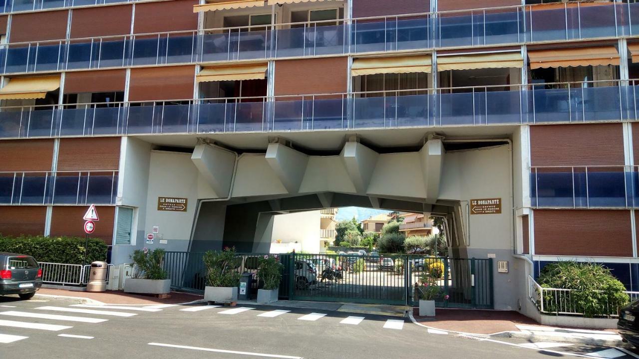 Apartment La *